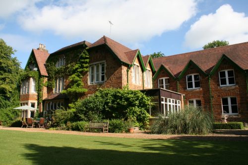 </p>
<h3>HOSPEDAJE</h3>
<p>