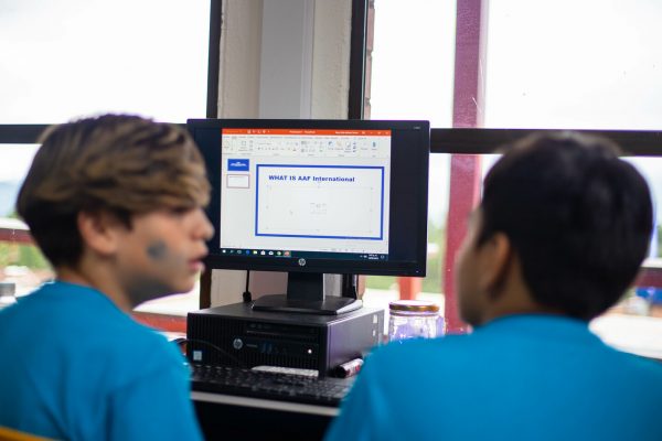 Programa diseñado para el aprendizaje continuo de inglés y francés desde casa, con profesores nativos que impulsarán tu fluides al hablar.